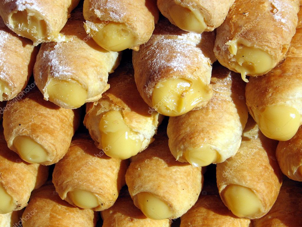 Delicious Italian pastries stuffed with sweet yellow cream — Stock