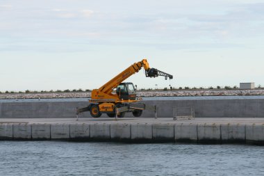 Beton baraj bitti iş kazıyıcı