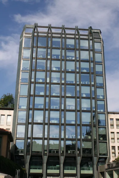 Небоскрёб со стеклом и зеркалами с административными помехами — стоковое фото