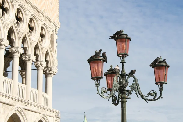 ヴェネツィア、ドゥカーレ宮殿の街灯 — ストック写真
