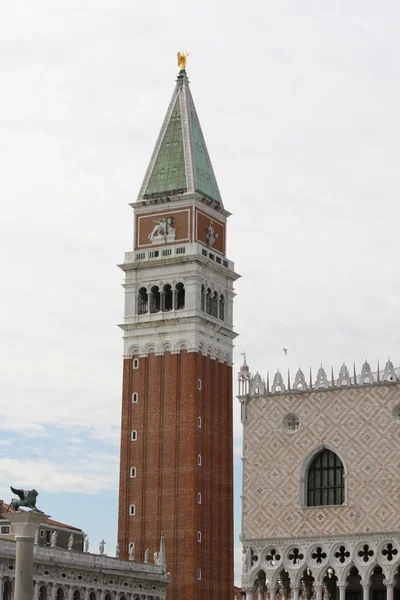 Венецианская лагуна с дворцом дожей и дворцом дожей — стоковое фото