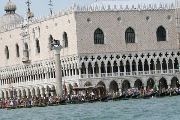 Lagoa de Veneza com Doge palácio e palácio de Doge — Fotografia de Stock