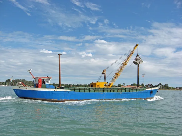 Fartyg som transporterar en bulldozer till varv i Venedig — Stockfoto