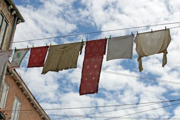 Lóg ki egy csatornán, a velencei száraz ruhák — Stock Fotó