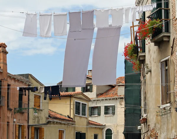 ヴェネツィアの運河で乾燥するために出かける服 — ストック写真