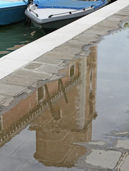 Η αντανάκλαση ενός πύργου σε μια λακκούβα στη Βενετία — Φωτογραφία Αρχείου