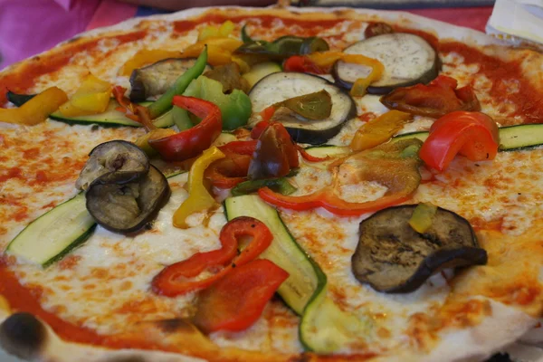 Smakelijke pizza met groenten, courgettes, paprika 's — Stockfoto