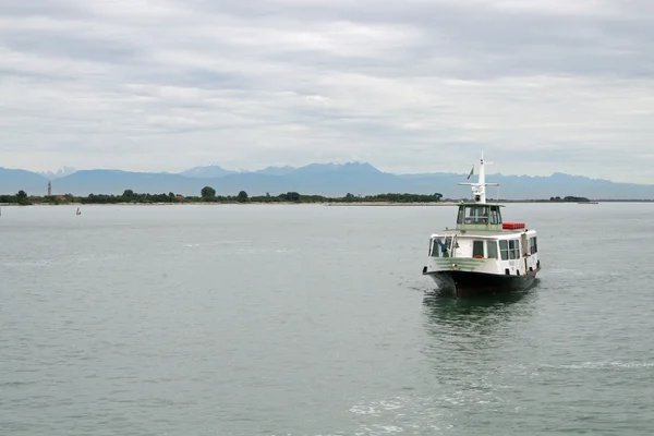 Barco para transportar pasajeros en la laguna de Venecia —  Fotos de Stock