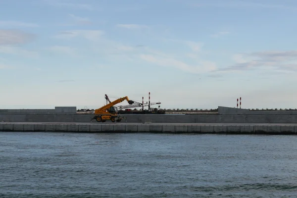 Grote schraper aan het project over een concrete dam — Stockfoto
