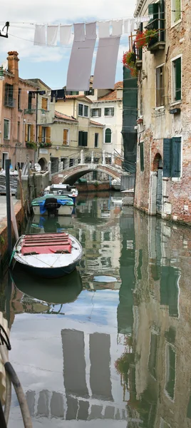 Clothes hanging over a canal in Venice — Stock Photo, Image