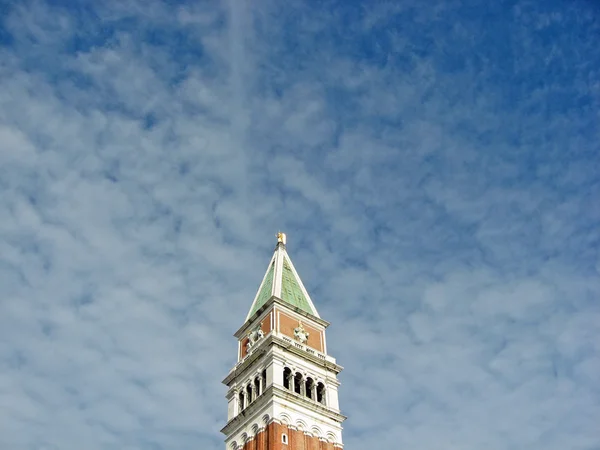 Bell tower of San Marco in Venice with the blue sky and cloudshe blue sky a — Stock Photo, Image