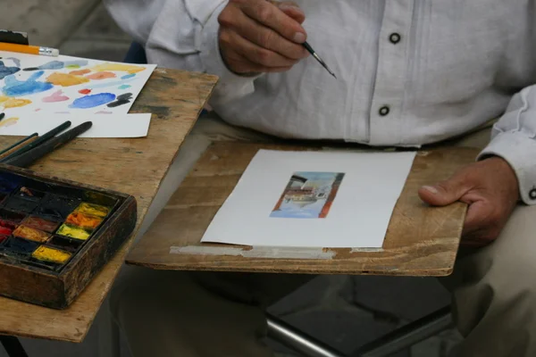 Road artist while he designs on paper — Stock Photo, Image