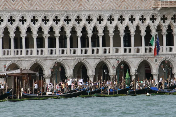 Venedig mit Meer und Dogenpalast — Stockfoto