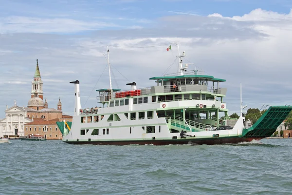 Barco de balsa do tipo navio para transportar veículos na lagoa — Fotografia de Stock