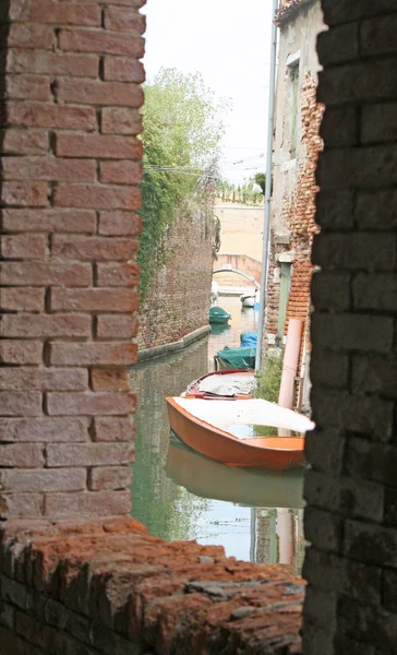 れんが造りの窓から見えるヴェネツィア ボート運搬 — ストック写真
