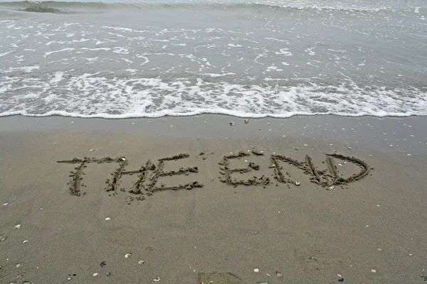 El Fin Escrito en la playa junto al mar —  Fotos de Stock