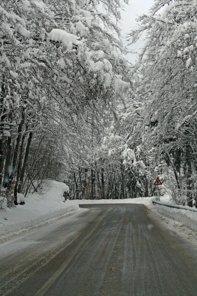 Transit için dağlarda kar ile kışın buzlu yol tehlikelidir — Stok fotoğraf