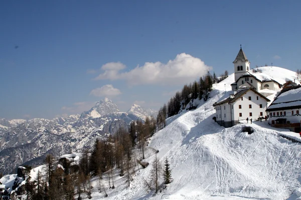 雪に覆われた山の修道院の教会と山の風景 — ストック写真