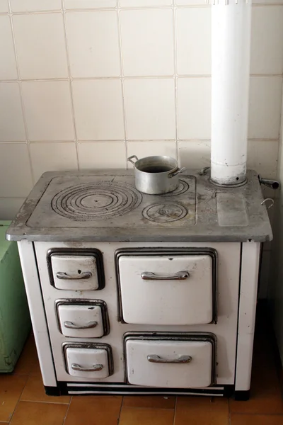 Antigua estufa de leña en una antigua cocina de una casa en las montañas — Foto de Stock