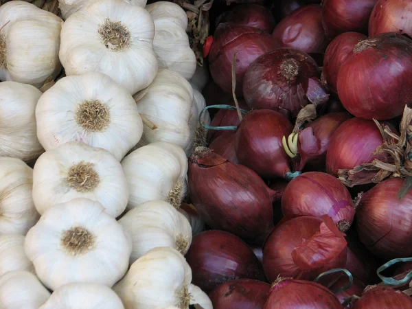 Buna ek olarak her satış için Pazar ile sarımsak, soğan ve kırmızı beyaz — Stok fotoğraf