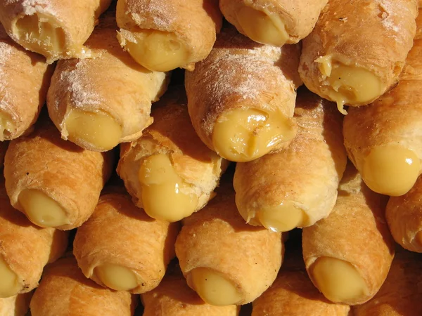 西西里煎饼卷奶油黄色与向市场出售甜香草 — 图库照片