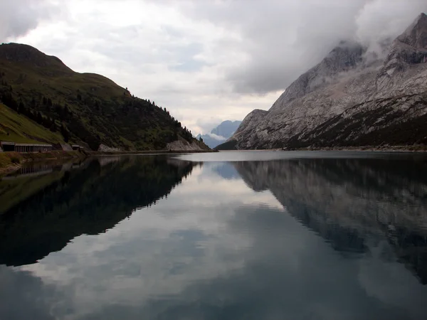 Reflektion av sjön berget 2 — Stockfoto