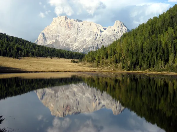 Reflexão do lago de montanha — Fotografia de Stock