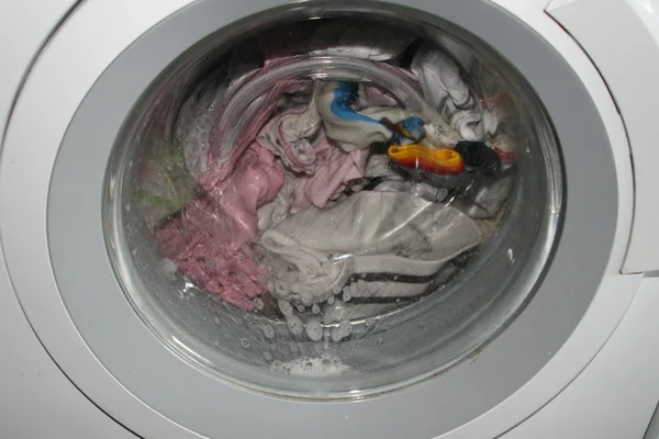 Smutsiga tvätt i tvättmaskin inne hem — Stockfoto