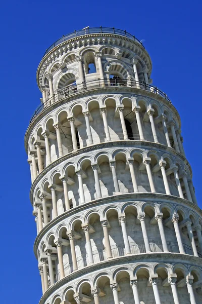 Schiefer Turm von Pisa mit blauem Himmel — Stockfoto
