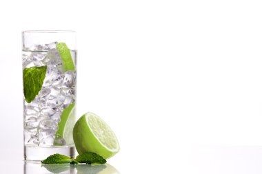 kompozisyon bir mojito, bir limon ve nane yaprağı.