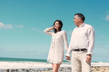 Çift ayakta sahilde