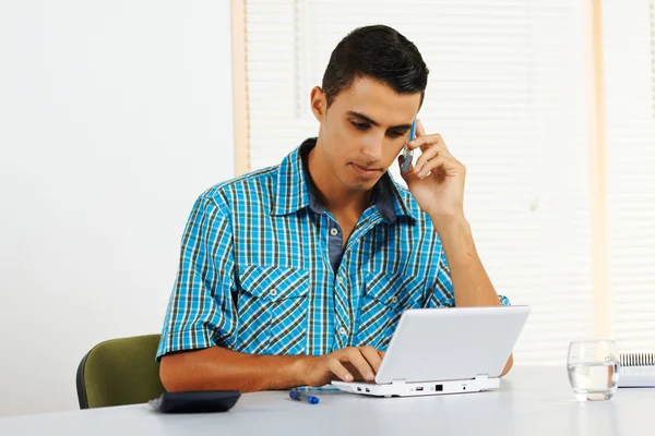 Young man using a laptop — Stock Photo, Image