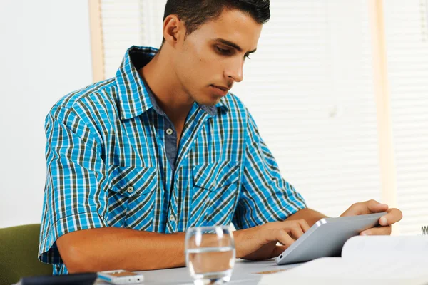 Młody człowiek przy użyciu komputera typu tablet — Zdjęcie stockowe