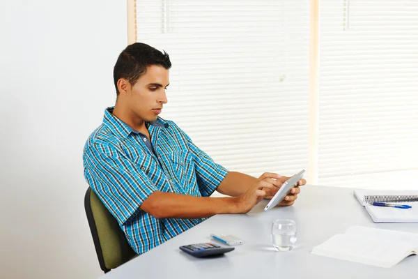 Hombre joven usando una tableta PC —  Fotos de Stock