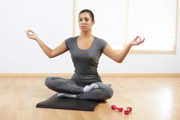 Frau macht Yoga zu Hause — Stockfoto
