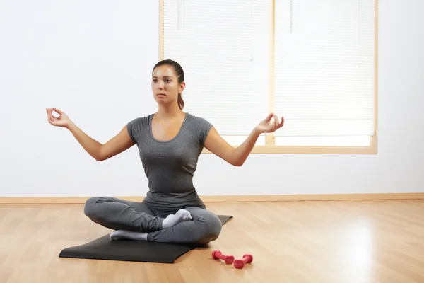 Donna che fa yoga a casa — Foto Stock