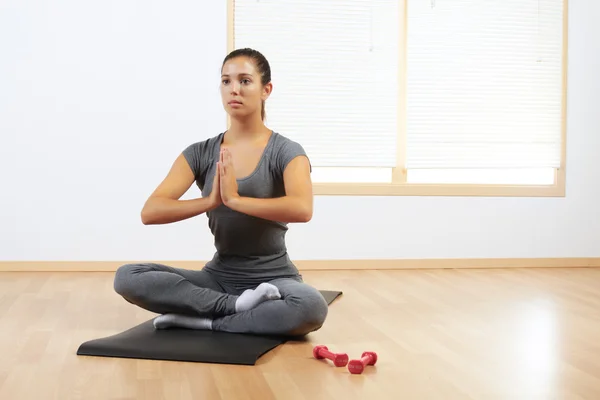 Donna che fa yoga a casa — Foto Stock