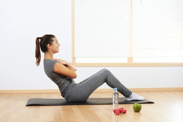 Menina fazendo exercícios esportivos — Fotografia de Stock