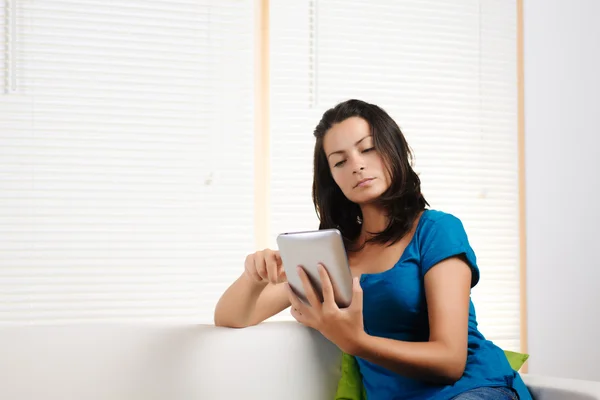 Mujer usando una tableta PC — Foto de Stock