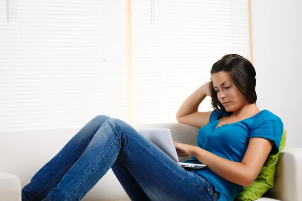 Bir dizüstü bilgisayar kullanırken kadın konsantre — Stok fotoğraf