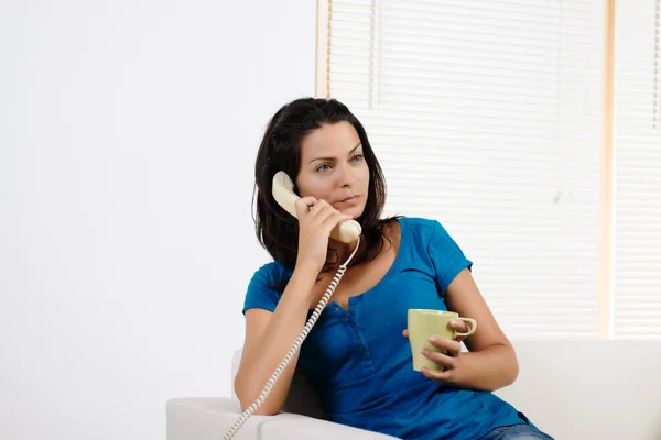 Mulher irritada falando ao telefone . — Fotografia de Stock