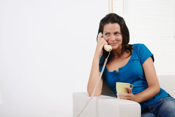Vrouw aan de telefoon en glimlachen — Stockfoto