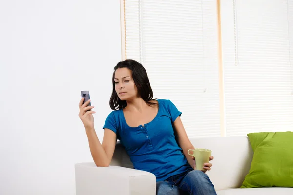 Femme regardant l'affichage du téléphone mobile — Photo