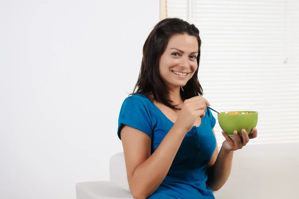 Žena jíst snídani obiloviny — Stock fotografie