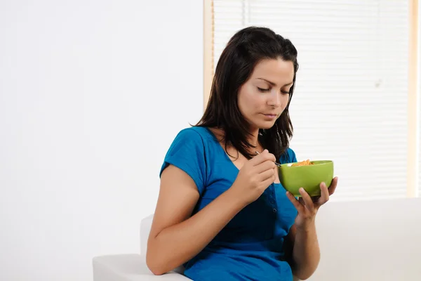 Kobieta jedząca płatki śniadaniowe — Zdjęcie stockowe