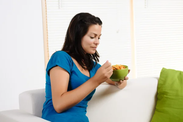 Kobieta jedząca płatki śniadaniowe — Zdjęcie stockowe