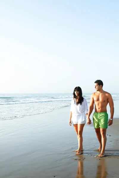 Casal caminhando ao longo da costa — Fotografia de Stock