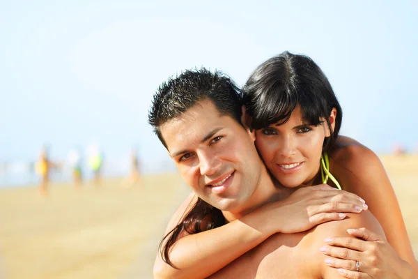 Lovely couple on the beach — Stock Photo, Image