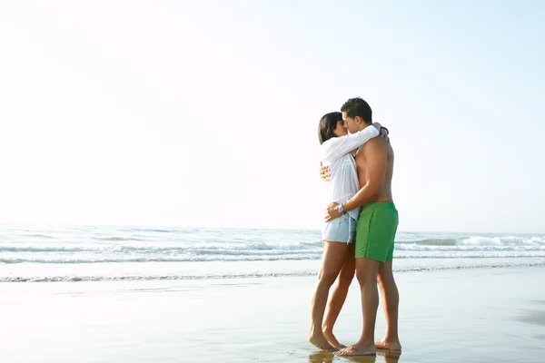 Entzückendes verliebtes Paar, das sich küsst und umarmt — Stockfoto