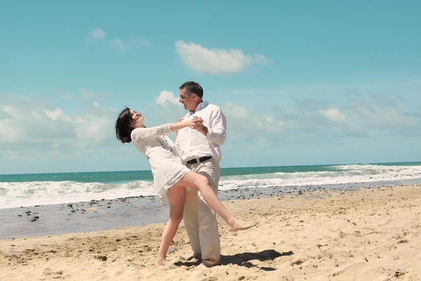 Dansen op het strand — Stockfoto